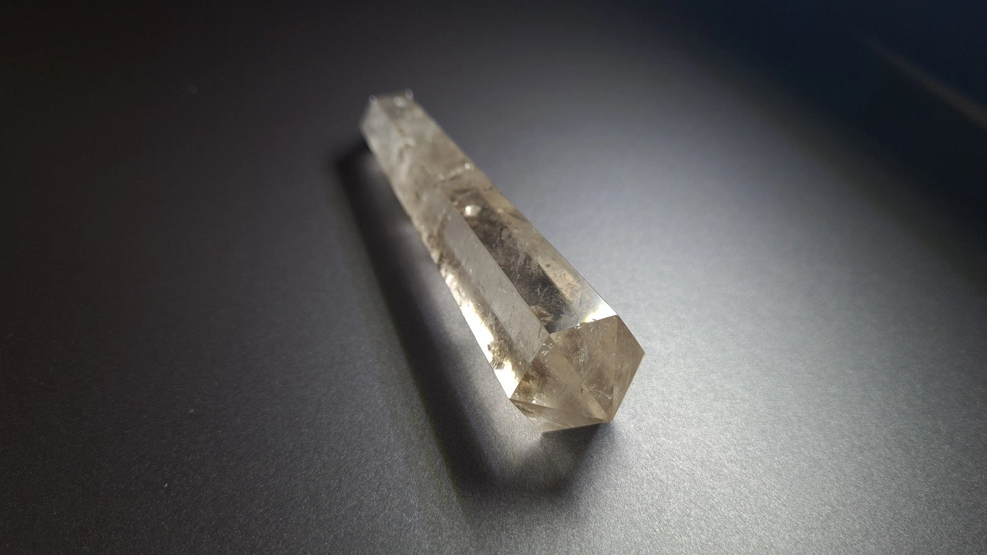 Cristal de quartz (fumé) - 6 facettes - 8.8 x 1.9 cm - 38 g Ma boutique