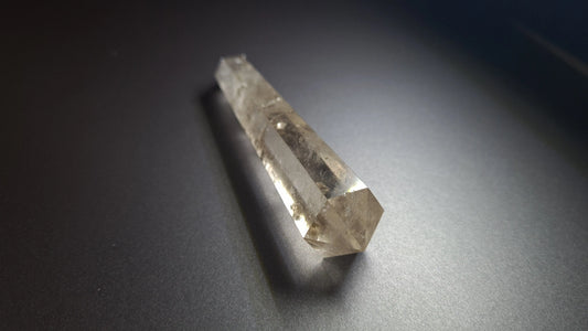 Cristal de quartz (fumé) - 6 facettes - 8.8 x 1.9 cm - 38 g Ma boutique