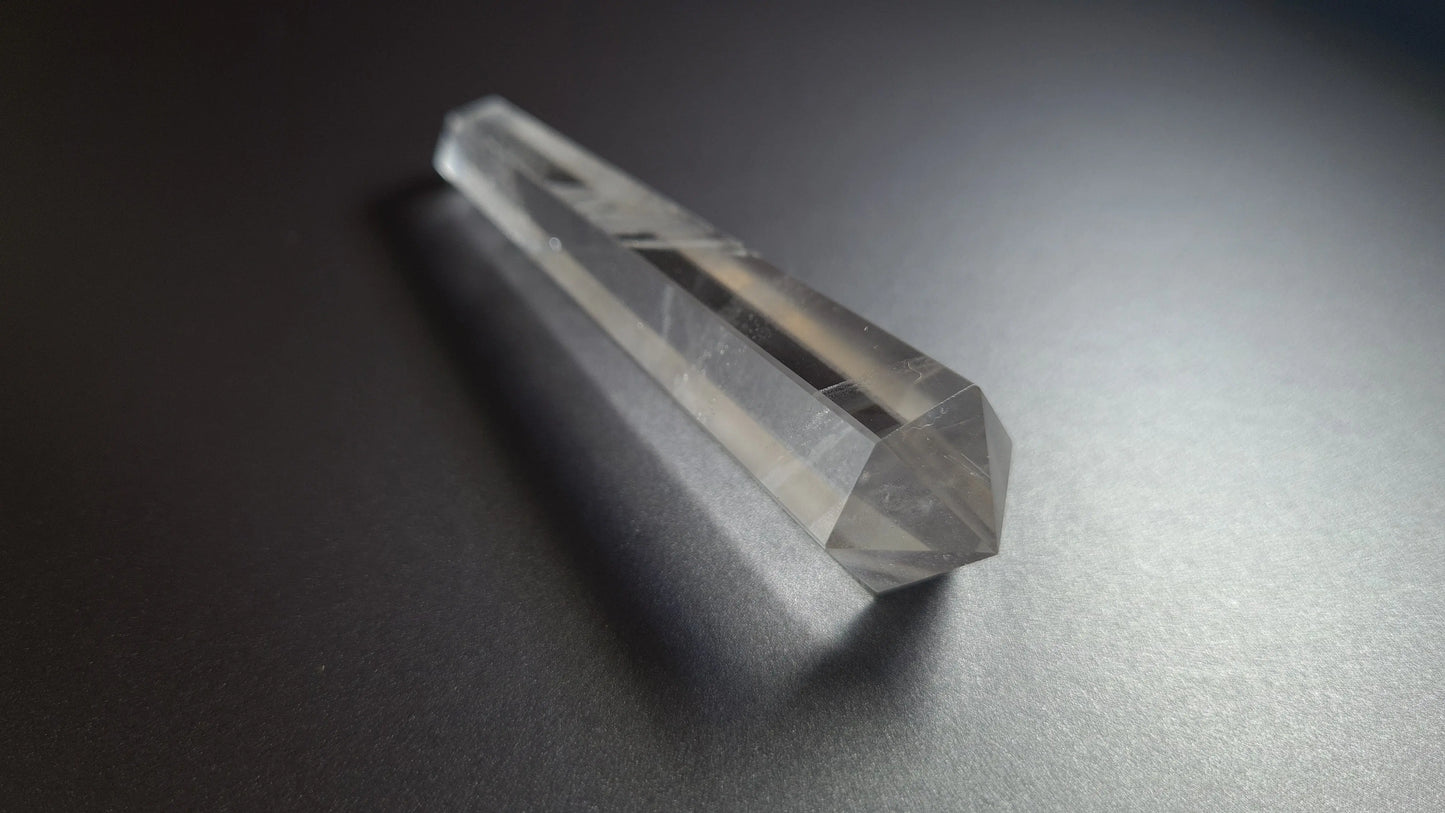 Cristal de quartz - 6 facettes - 8.4 x 1.8 cm - 30.4 g Ma boutique