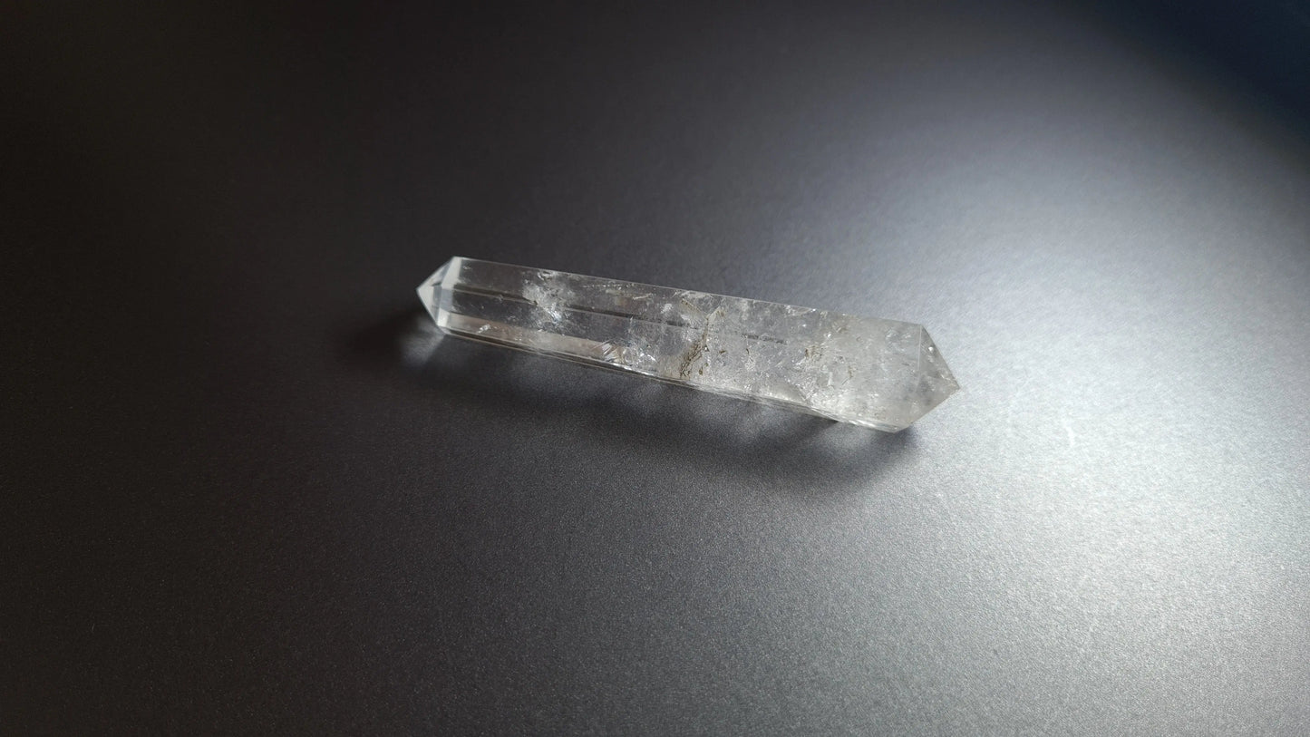 Cristal de quartz - 6 facettes - 7.7 x 1.5 cm - 22.8 g Ma boutique