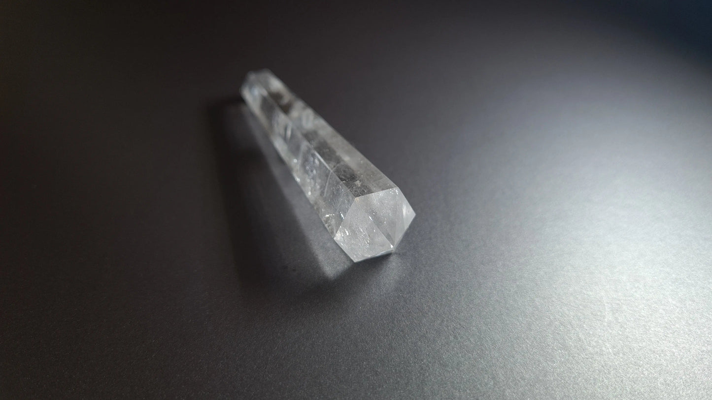 Cristal de quartz - 6 facettes - 8 x 1.7 cm - 24.4 g Ma boutique