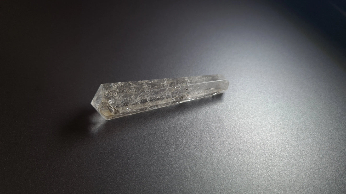 Cristal de quartz - 6 facettes - 6.9 x 1.7 cm - 21.3 g Ma boutique