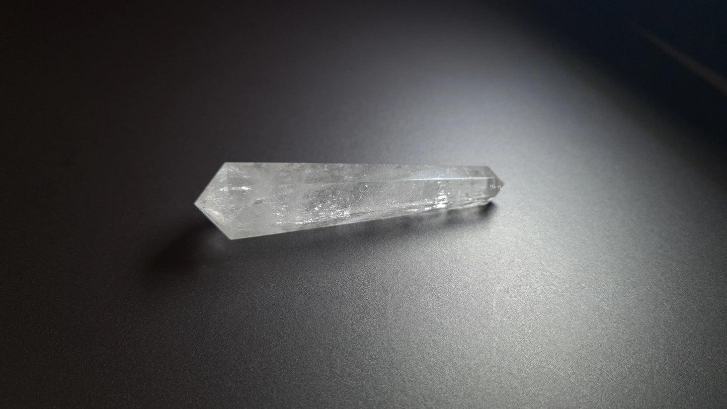 Cristal de quartz - 6 facettes - 7.6 x 1.8 cm - 25.9 g Ma boutique