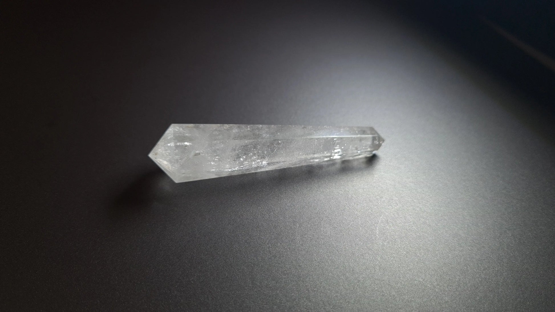 Cristal de quartz - 6 facettes - 7.6 x 1.8 cm - 25.9 g Ma boutique