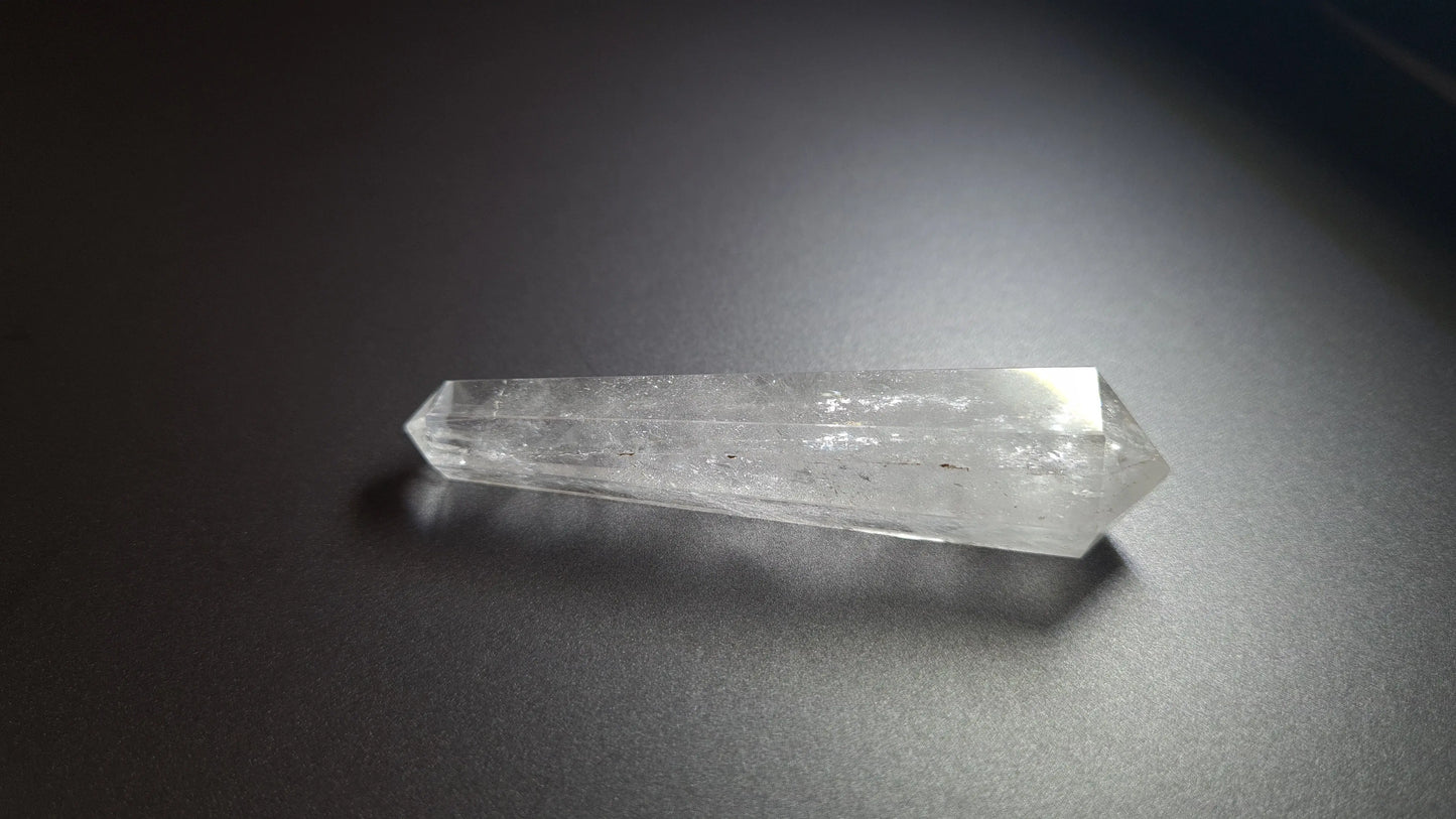 Cristal de quartz - 6 facettes - 7.6 x 1.8 cm - 25.9 g Ma boutique