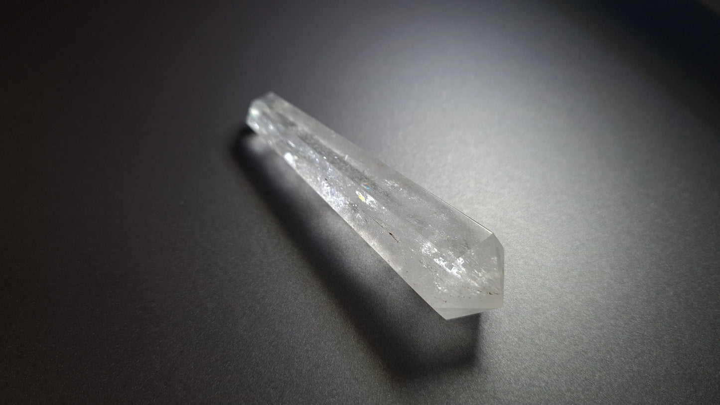 Cristal de quartz - 6 facettes - 7.6 x 1.8 cm - 25.9 g Ma boutique