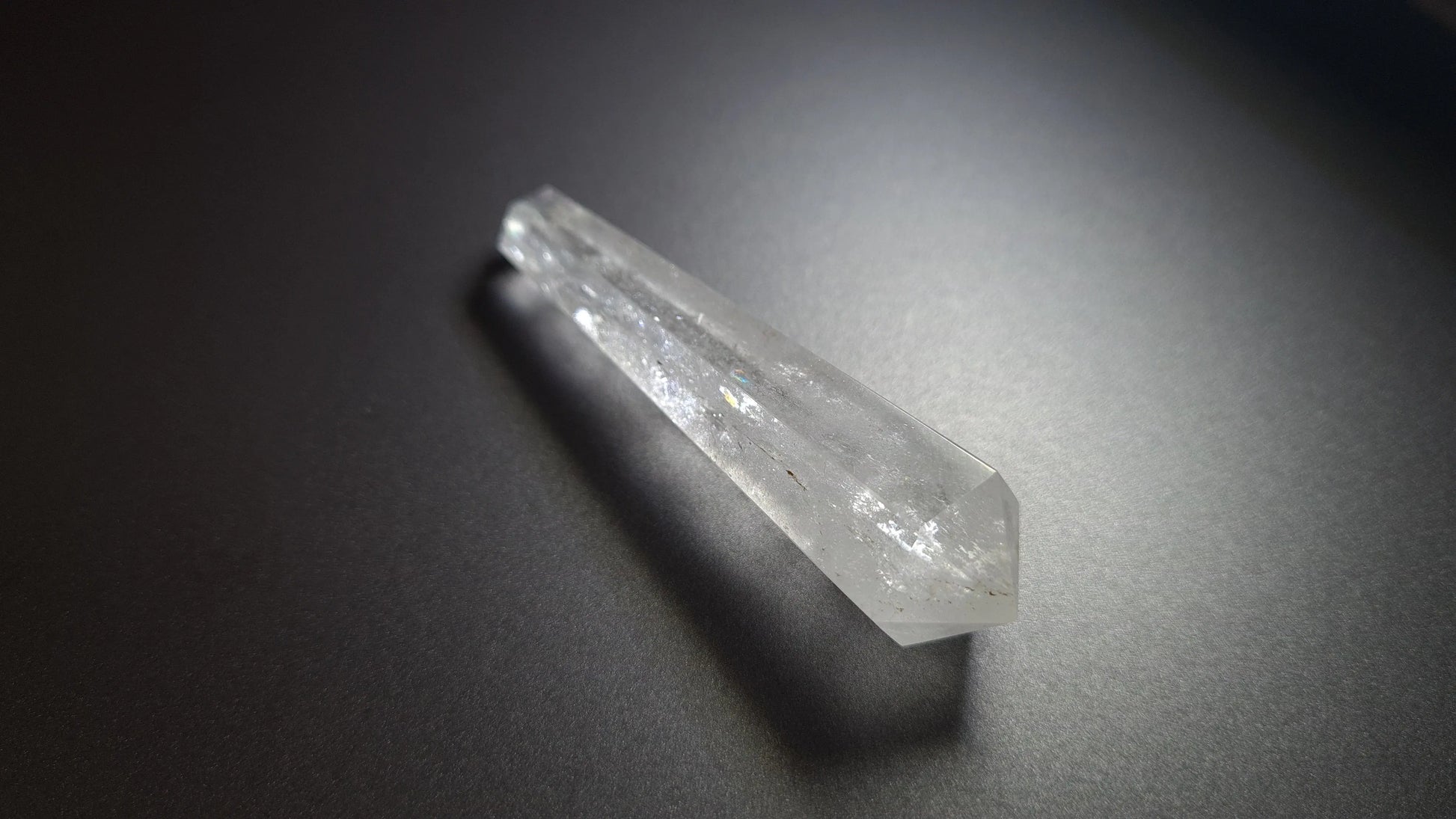 Cristal de quartz - 6 facettes - 7.6 x 1.8 cm - 25.9 g Ma boutique