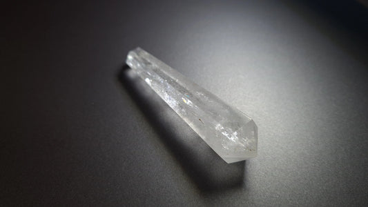 Cristal de quartz - 6 facettes - 7.6 x 1.8 cm - 25.9 g Ma boutique