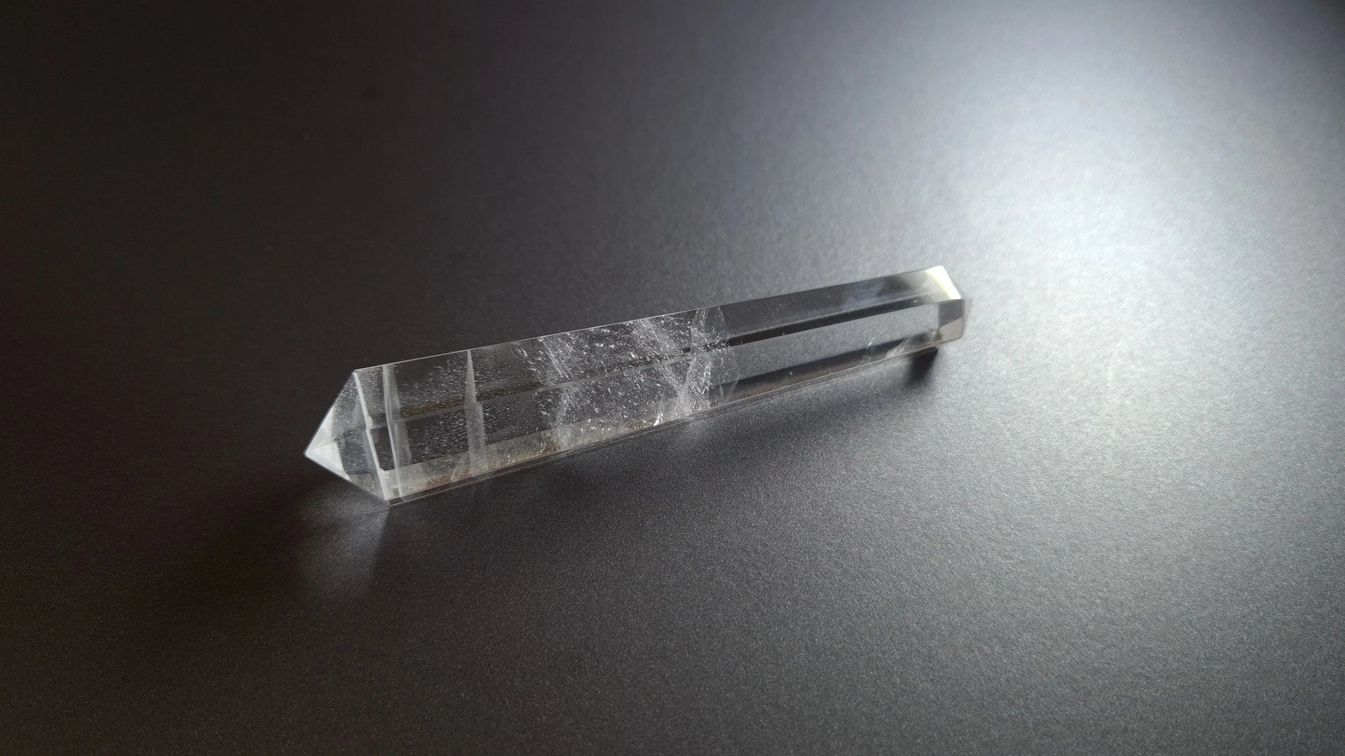 Cristal de quartz - 6 facettes - 8.4 x 1.7 cm - 27.8 g Ma boutique