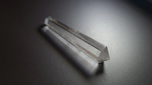 Cristal de quartz - 6 facettes - 8.4 x 1.7 cm - 27.8 g Ma boutique