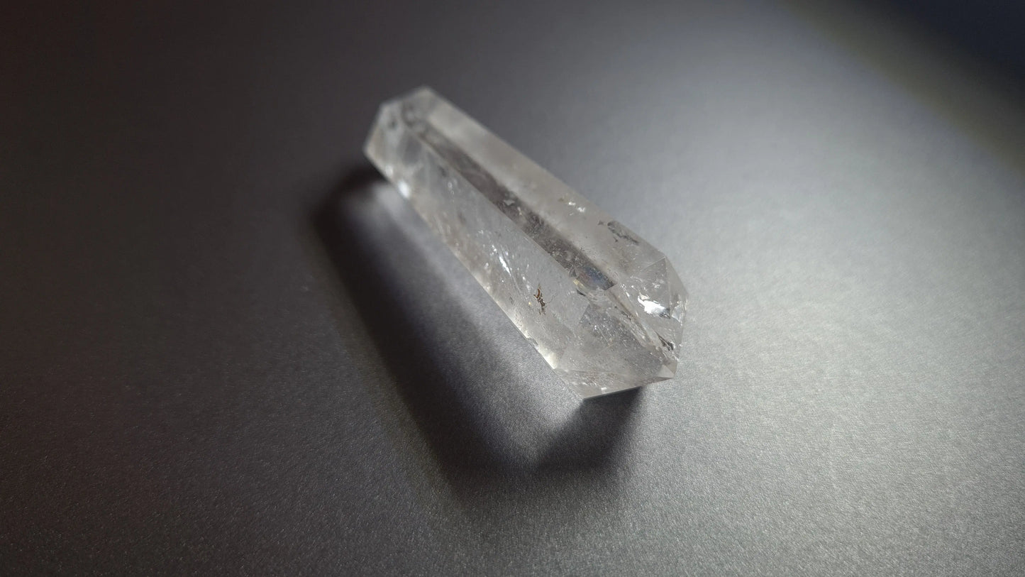 Cristal de quartz - 6 facettes - 5.9 x 1.9 cm - 23.5 g Ma boutique