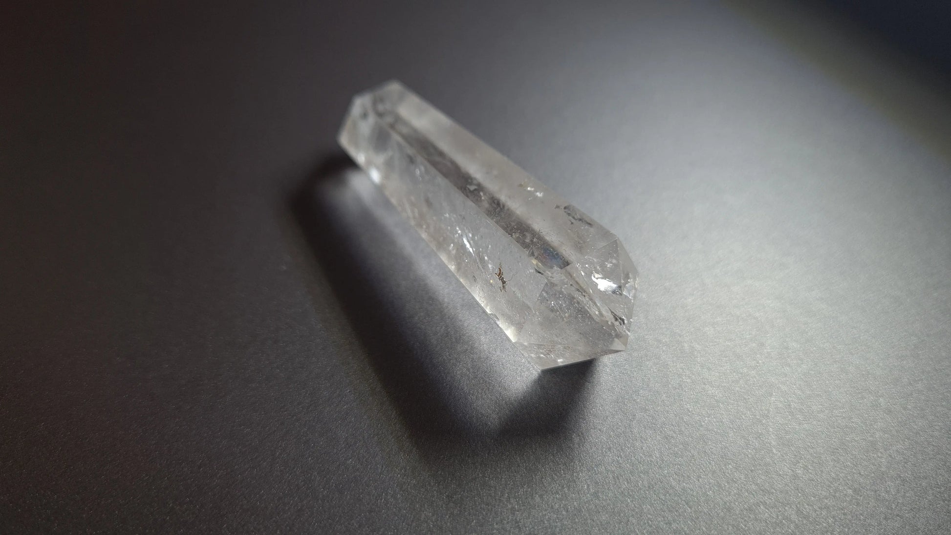 Cristal de quartz - 6 facettes - 5.9 x 1.9 cm - 23.5 g Ma boutique