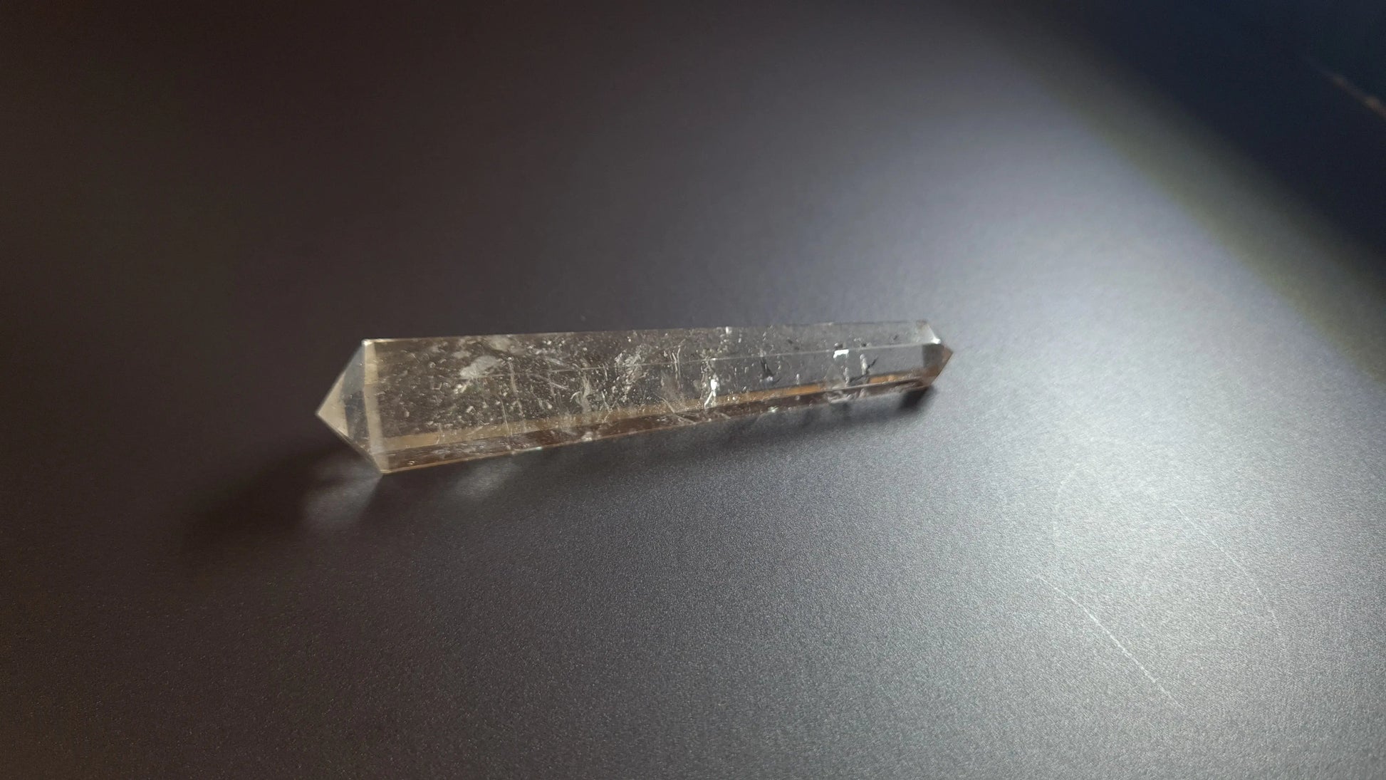 Cristal de quartz (fumé) - 6 facettes - 8.8 x 1.8 cm - 28.6 g Ma boutique