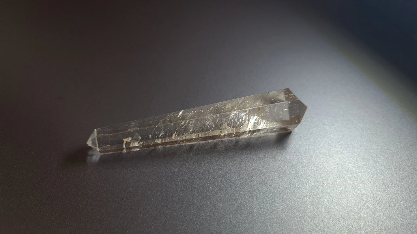 Cristal de quartz (fumé) - 6 facettes - 8.8 x 1.8 cm - 28.6 g Ma boutique