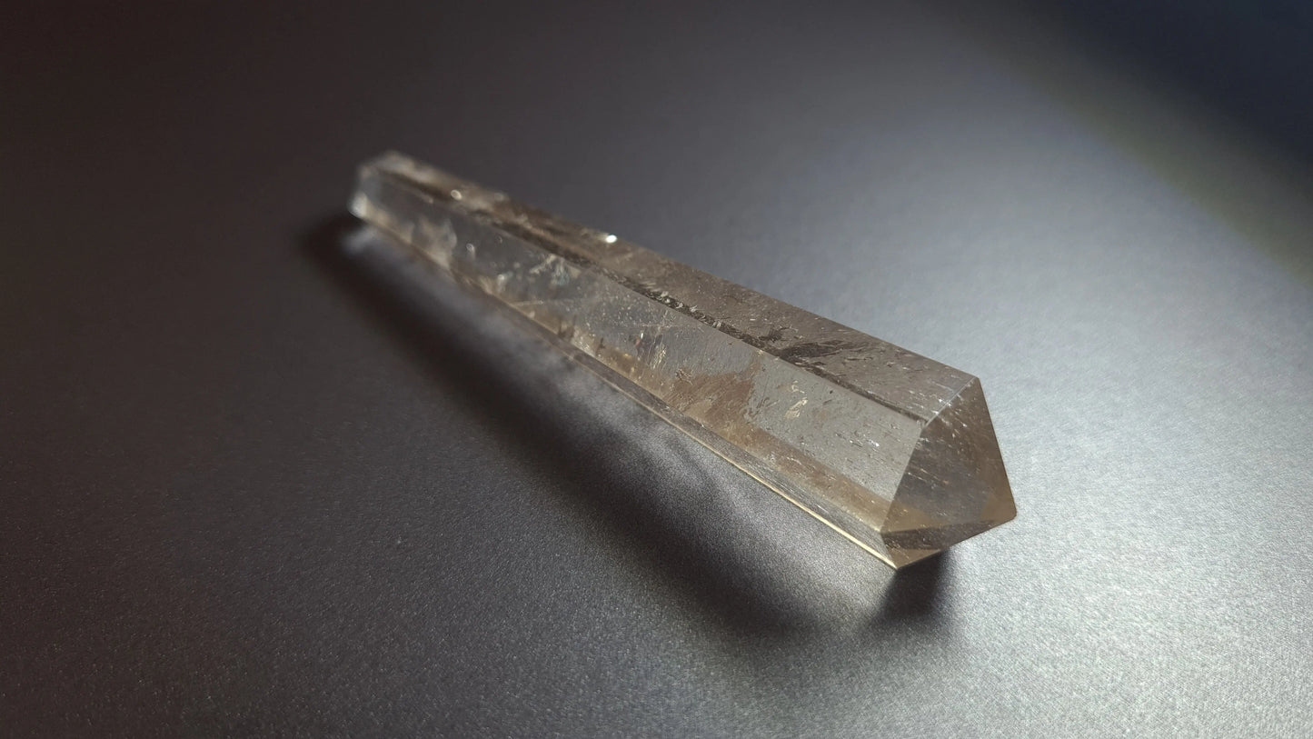 Cristal de quartz (fumé) - 6 facettes - 8.8 x 1.8 cm - 28.6 g Ma boutique