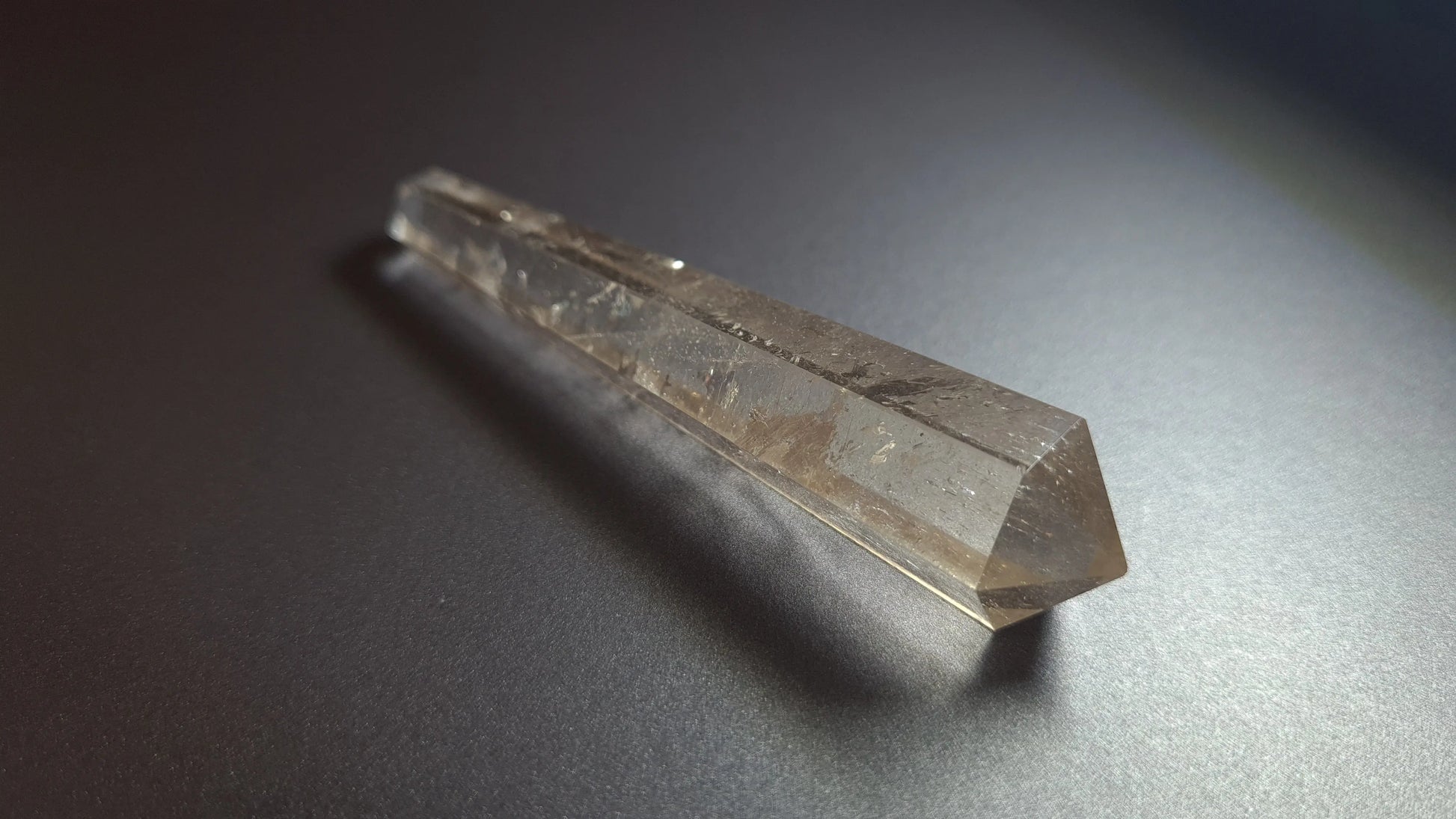 Cristal de quartz (fumé) - 6 facettes - 8.8 x 1.8 cm - 28.6 g Ma boutique
