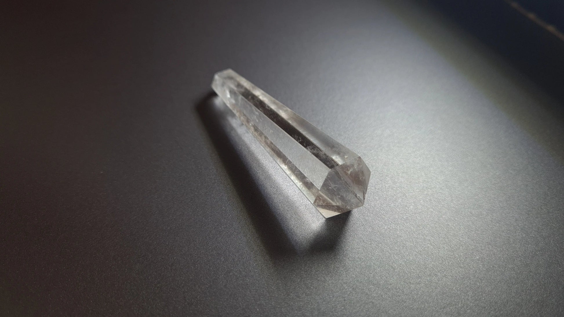 Cristal de quartz - 6 facettes - 7 x 1.8 cm - 23.4 g Ma boutique