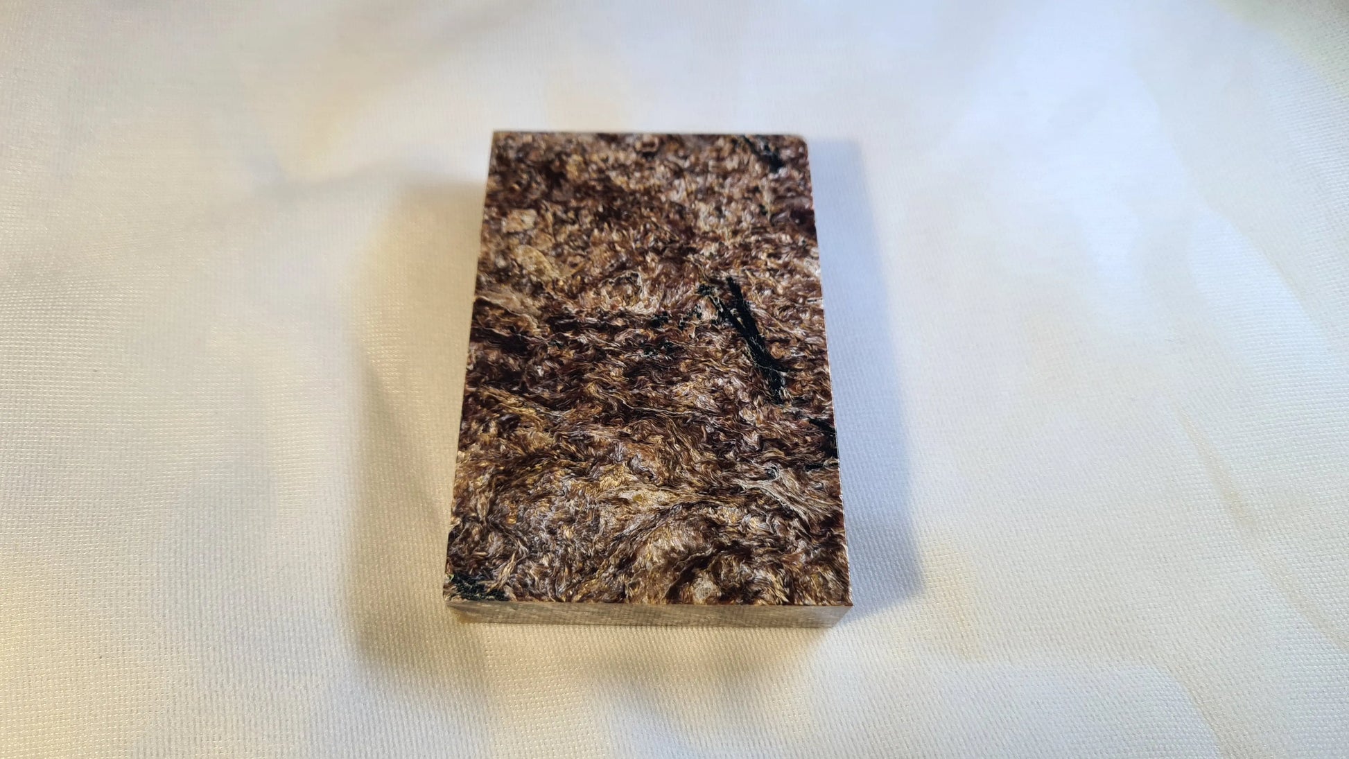 Plaque de charoïte 1.3x5x7.5cm Cristal Roche