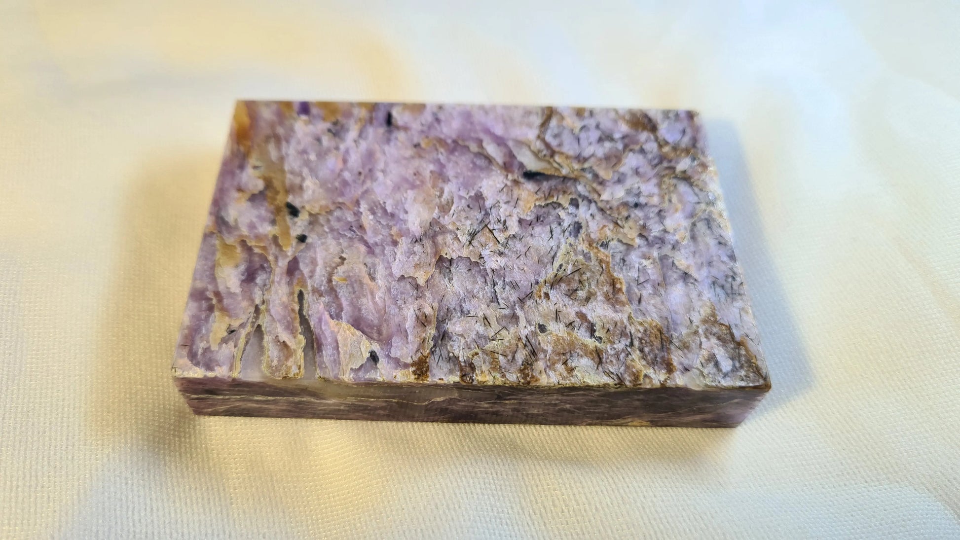 Plaque de charoïte 1.3x5x7.5cm Cristal Roche