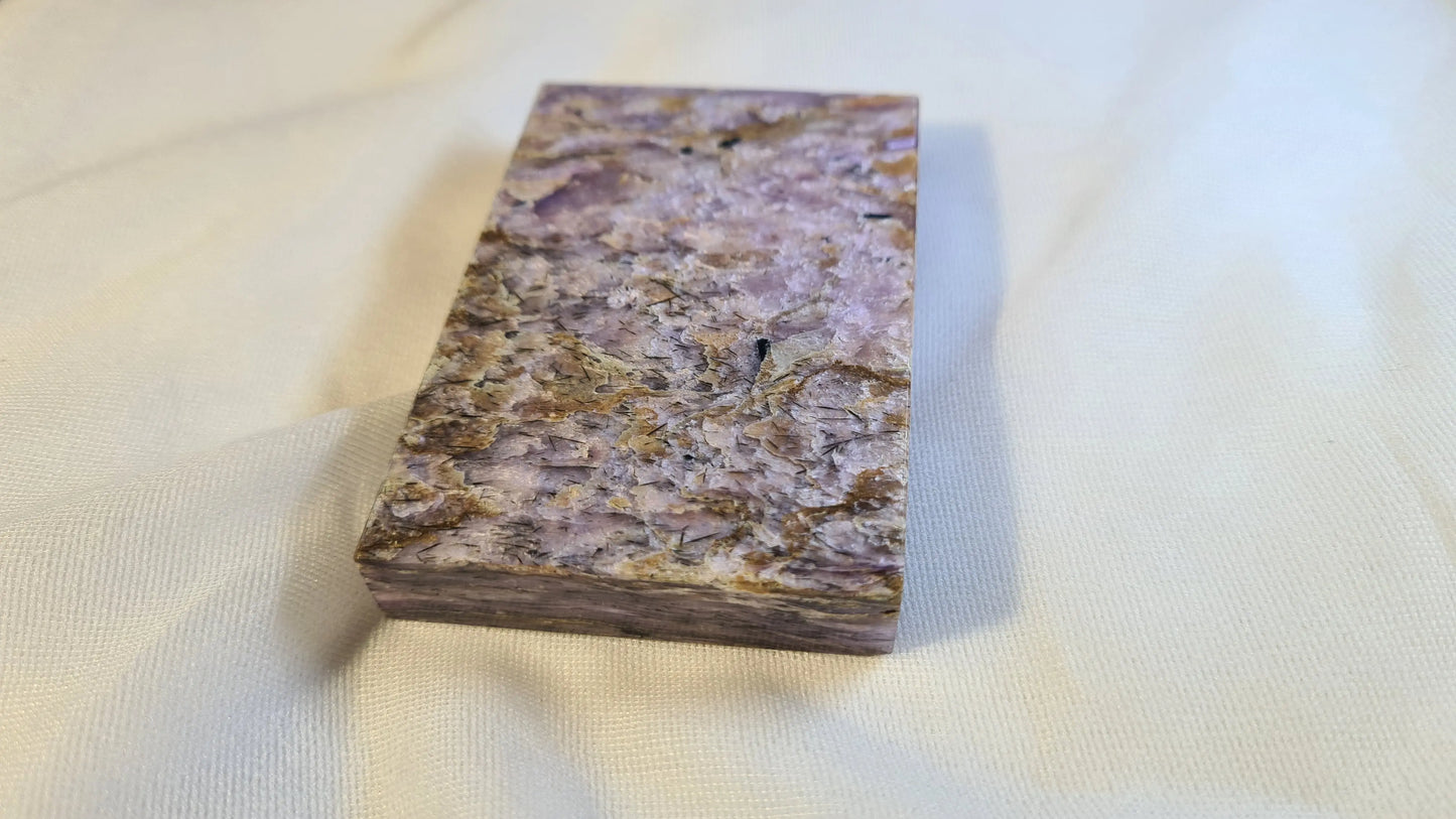 Plaque de charoïte 1.3x5x7.5cm Cristal Roche