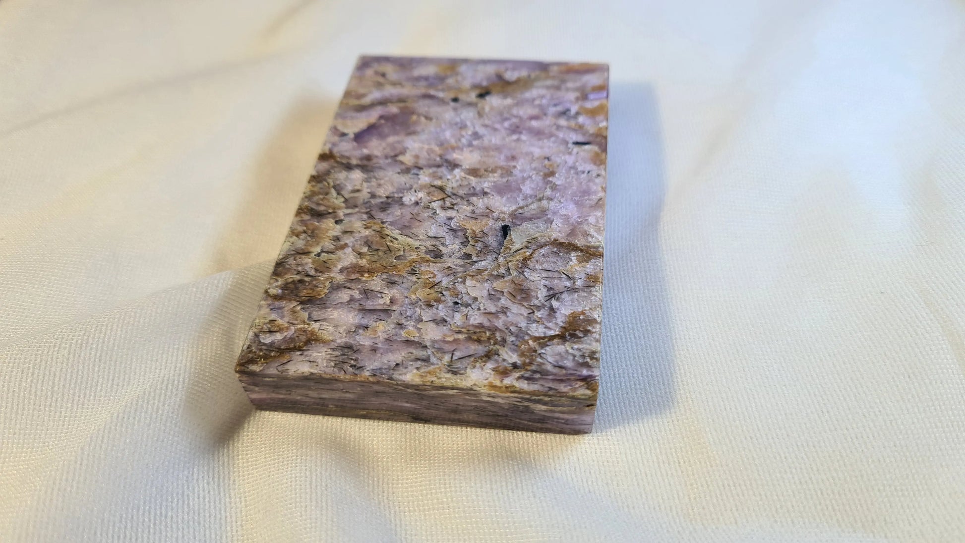 Plaque de charoïte 1.3x5x7.5cm Cristal Roche