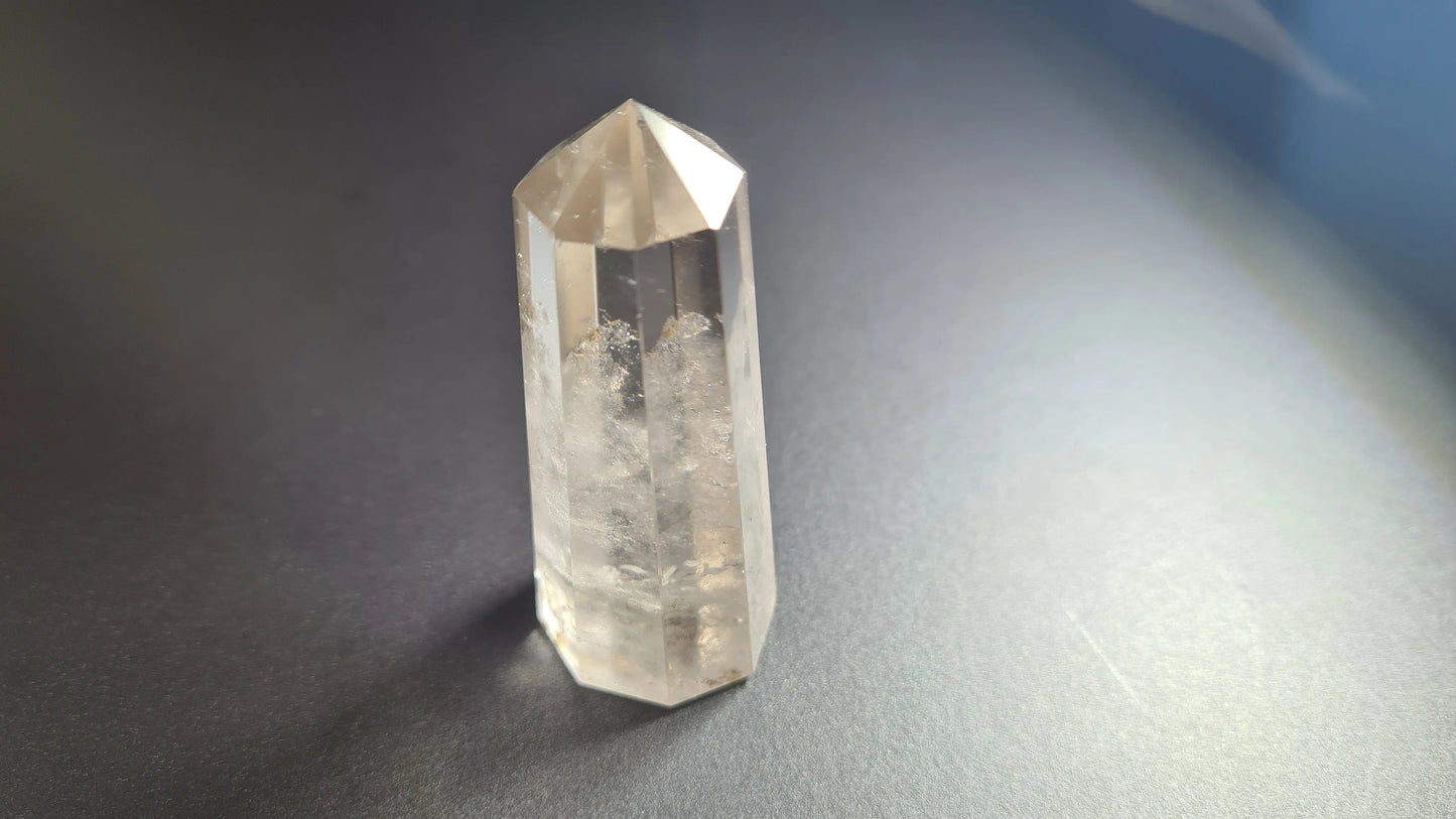Tour de cristal de quartz 8 faces 6.2cm Cristal Roche