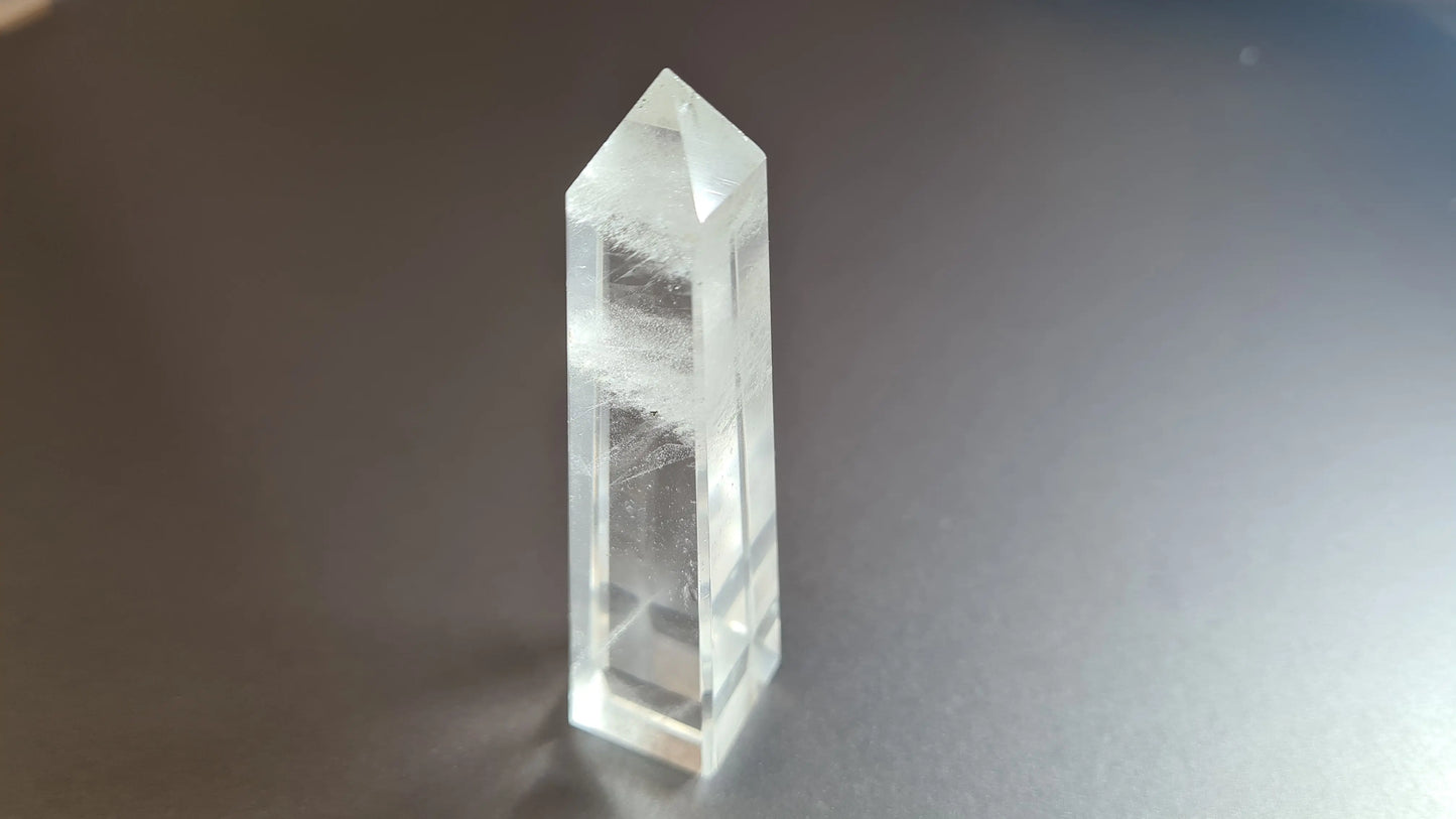 Tour de cristal de quartz 4 faces 8.6cm Cristal Roche