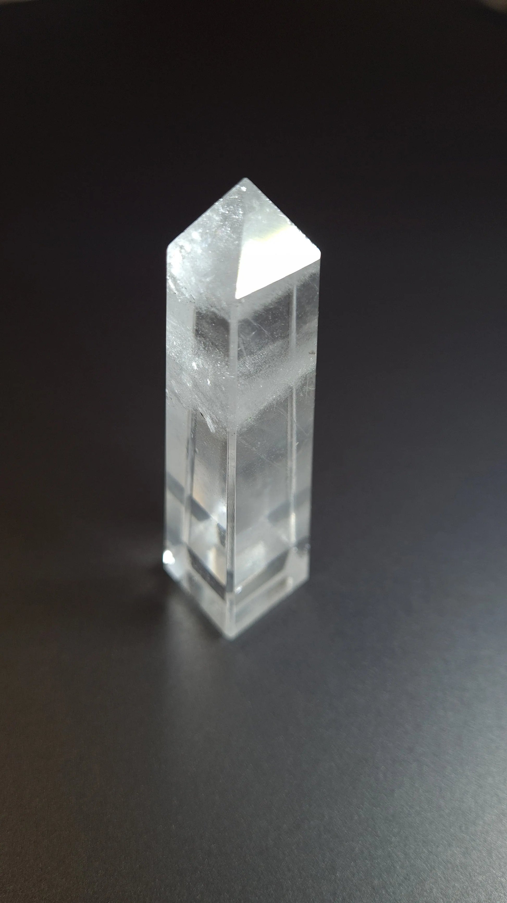 Tour de cristal de quartz 4 faces 8.6cm Cristal Roche