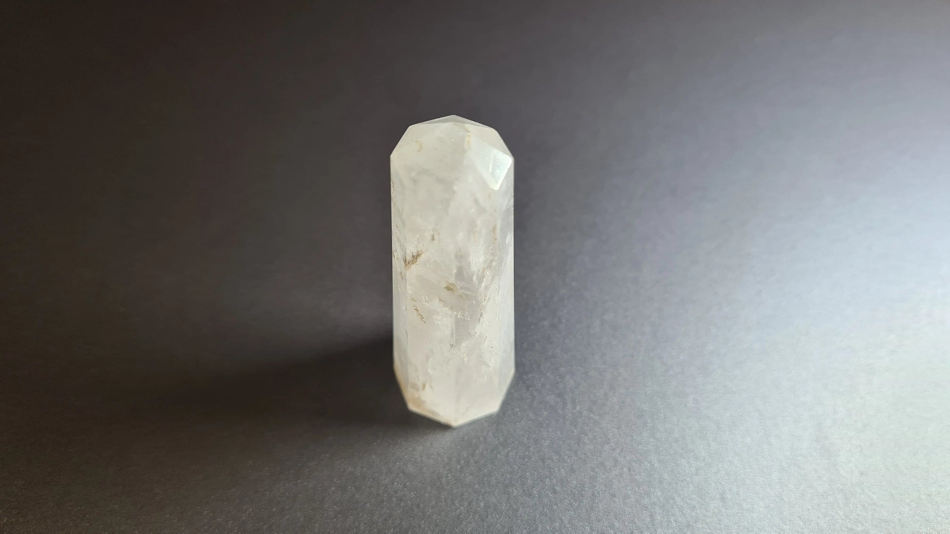 Tour de cristal de quartz 8 faces 7.1cm Cristal Roche