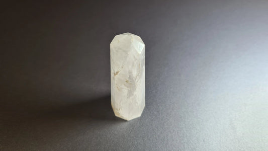 Tour de cristal de quartz 8 faces 7.1cm Cristal Roche
