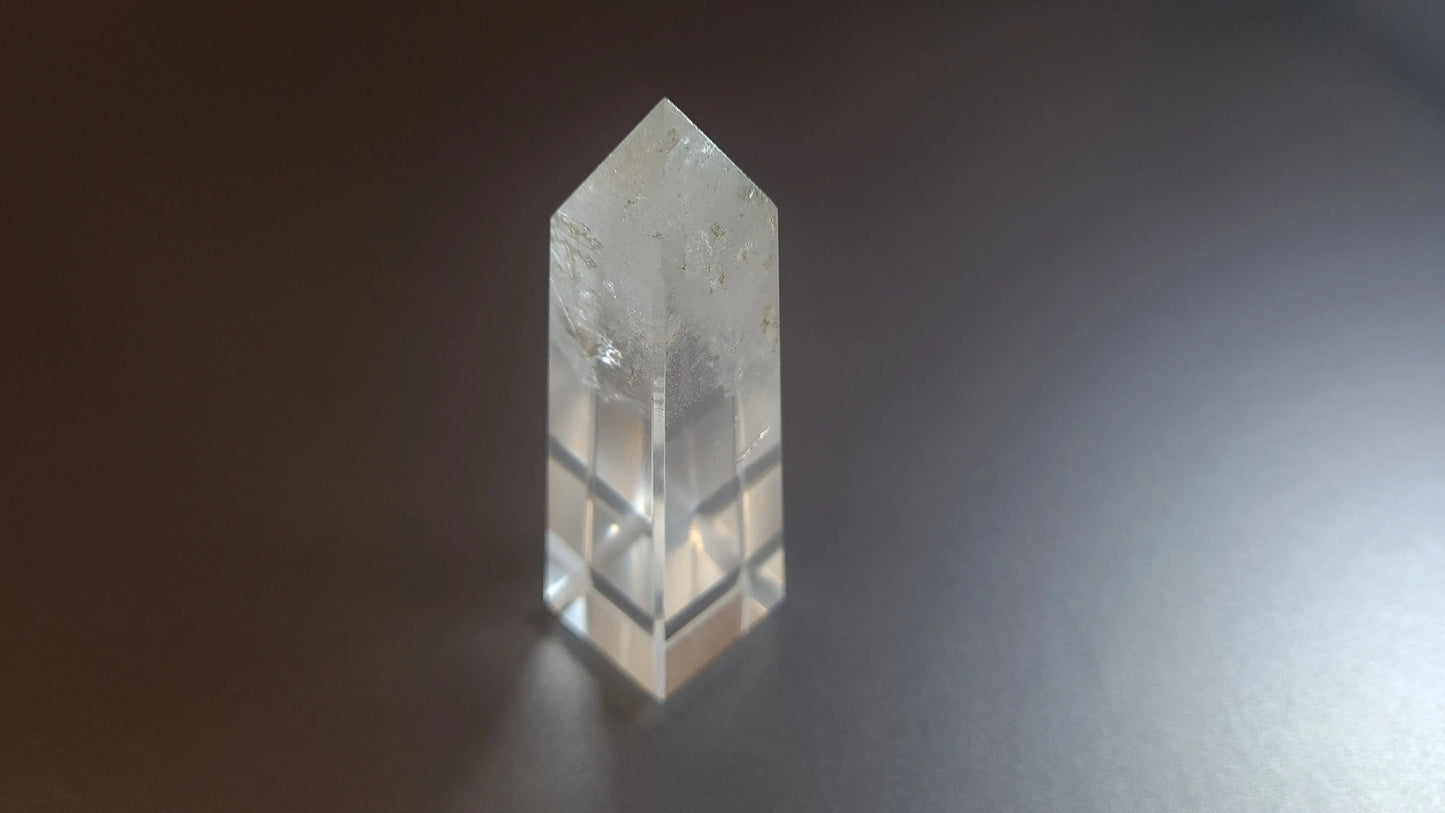 Tour de cristal de quartz 4 faces 7.5cm Cristal Roche