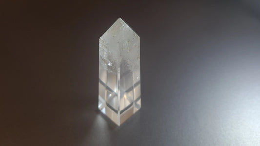 Tour de cristal de quartz 4 faces 7.5cm Cristal Roche