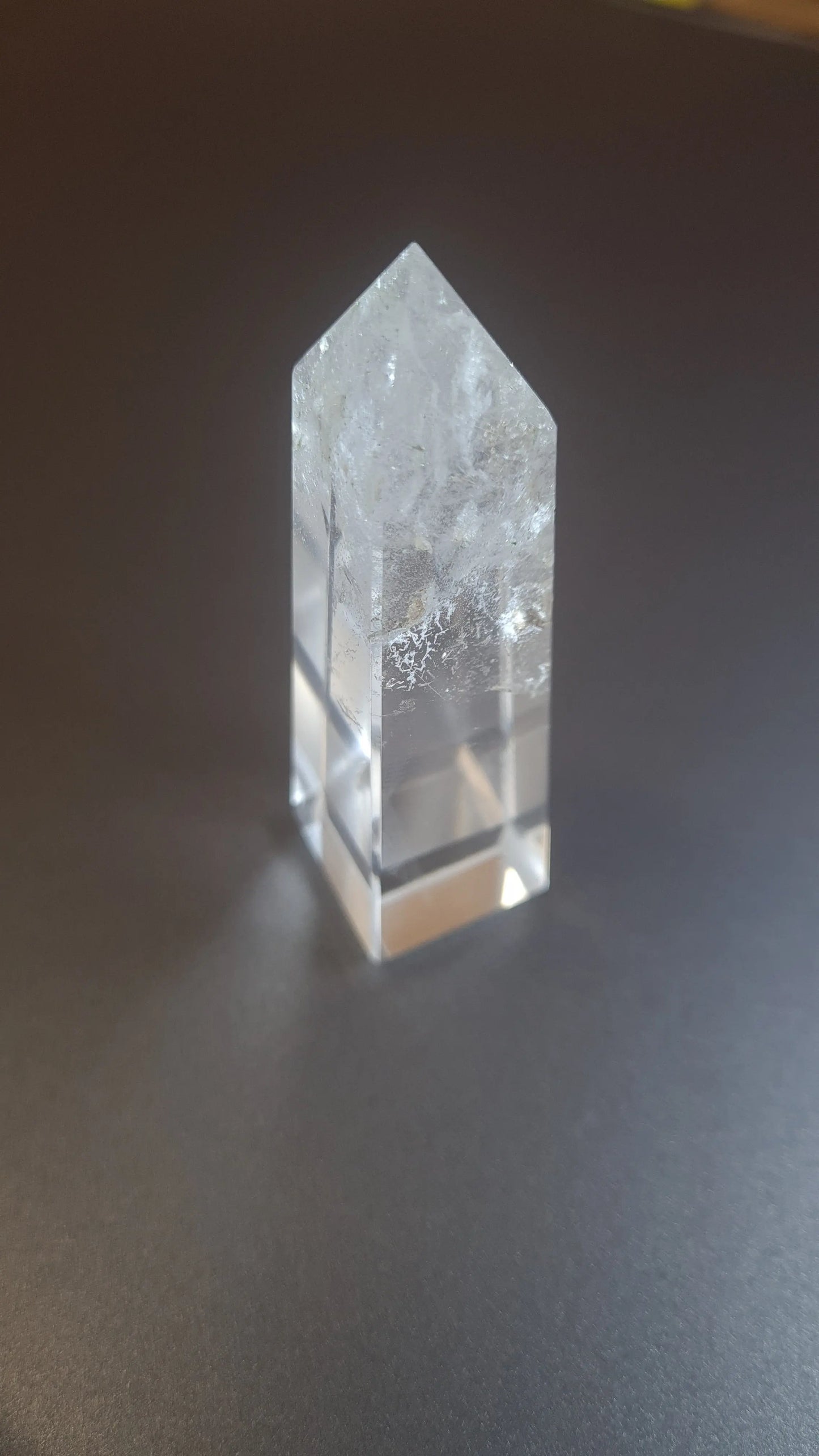 Tour de cristal de quartz 4 faces 7.5cm Cristal Roche