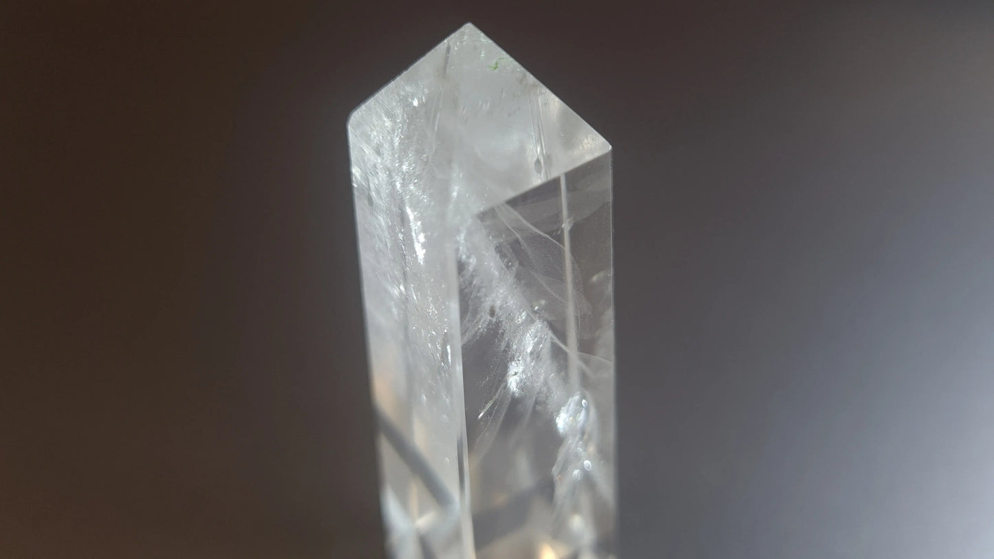 Tour de cristal de quartz 4 faces 8.2cm Cristal Roche