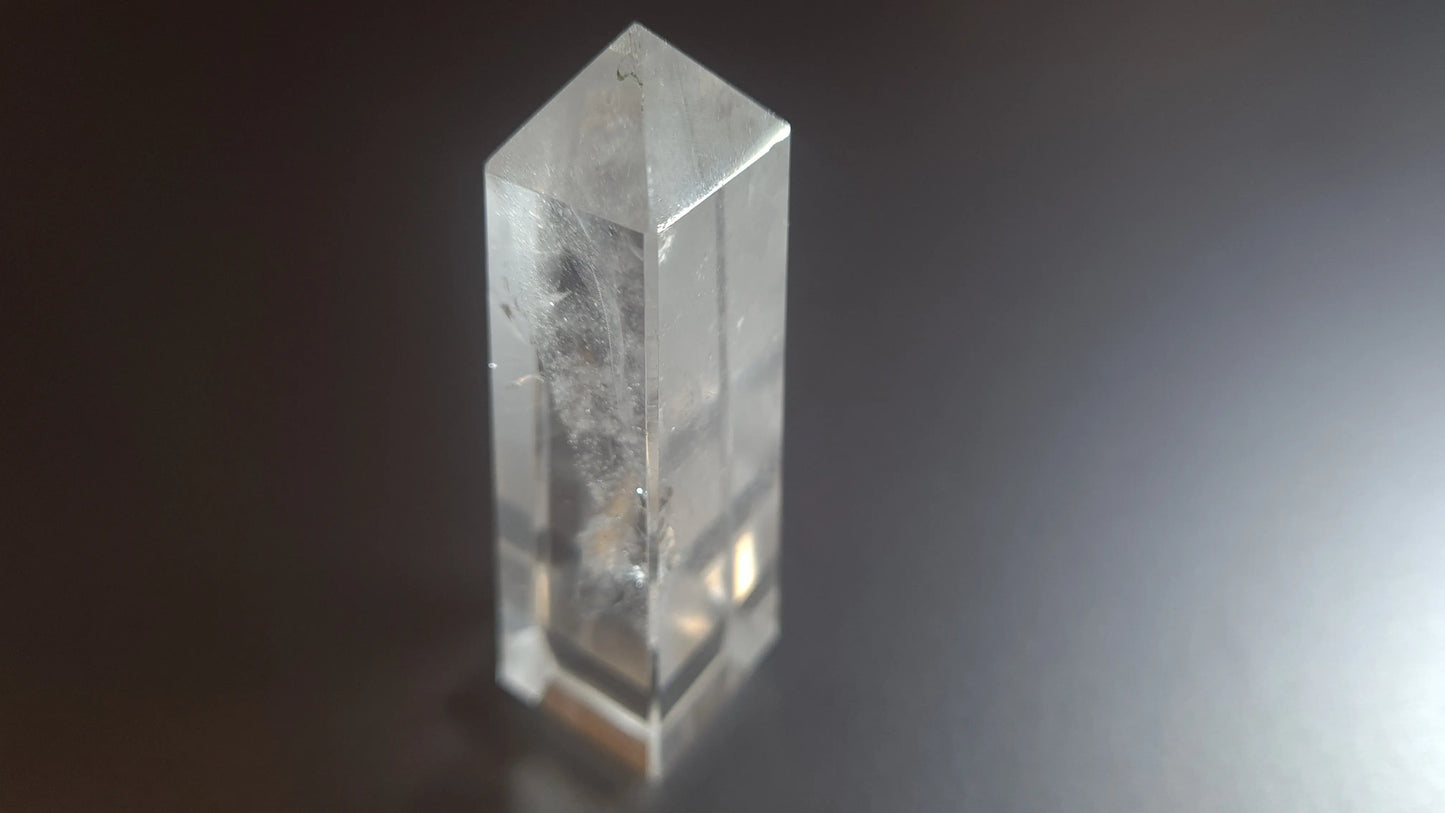 Tour de cristal de quartz 4 faces 8.2cm Cristal Roche