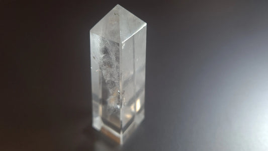 Tour de cristal de quartz 4 faces 8.2cm Cristal Roche