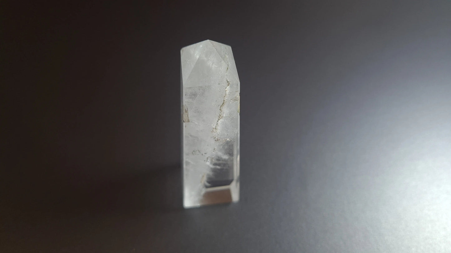 Tour de cristal de quartz 4 faces 7.2cm Cristal Roche