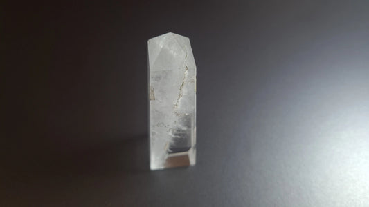 Tour de cristal de quartz 4 faces 7.2cm Cristal Roche