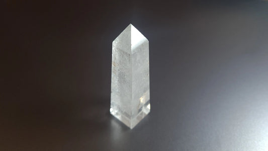 Tour de cristal de quartz 4 faces 8.5cm Cristal Roche