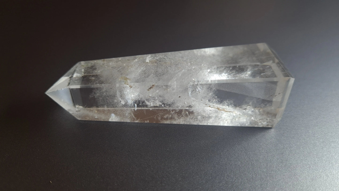 Tour de cristal de quartz 4 faces 8.5cm Cristal Roche