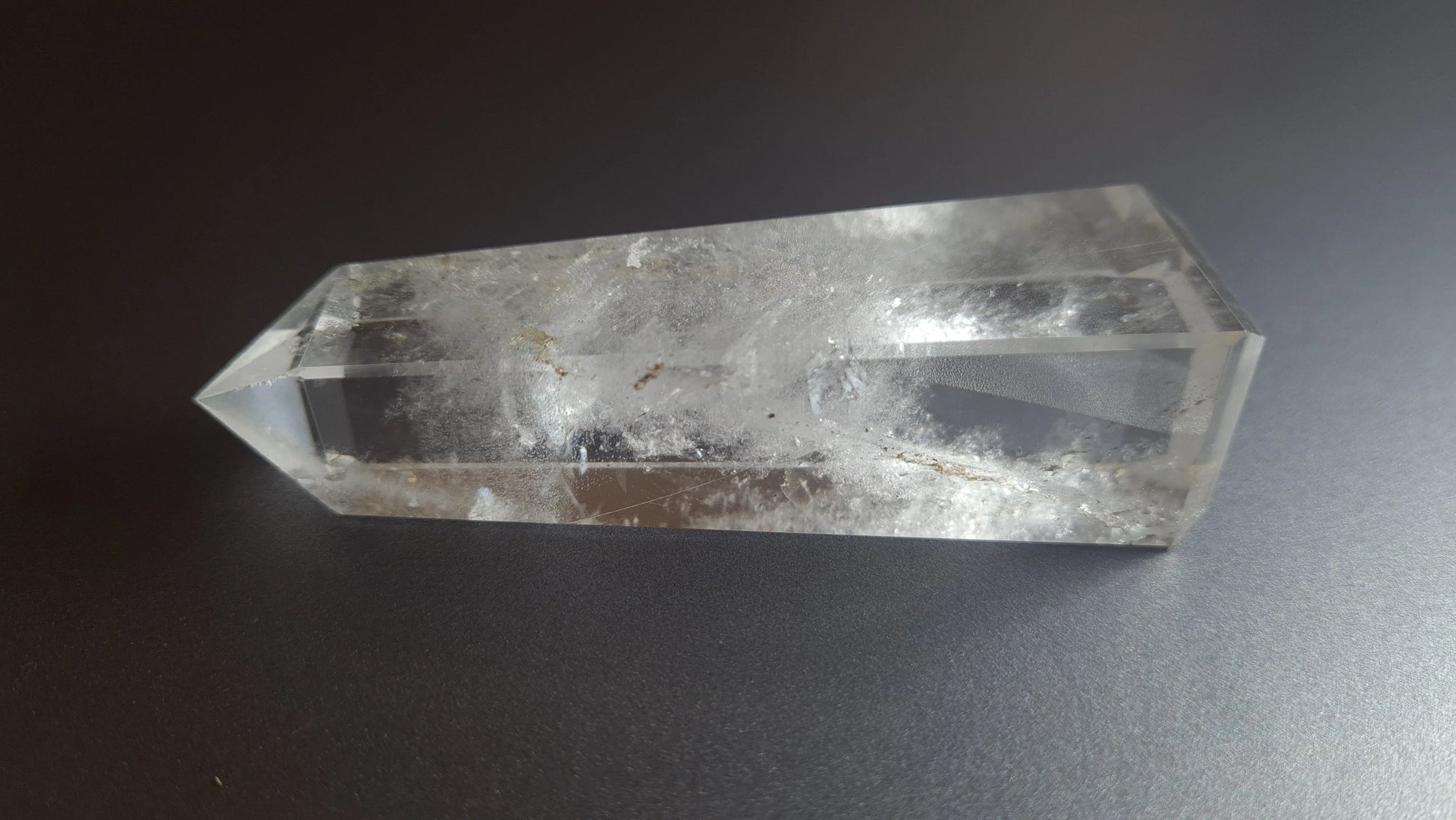 Tour de cristal de quartz 4 faces 8.5cm Cristal Roche