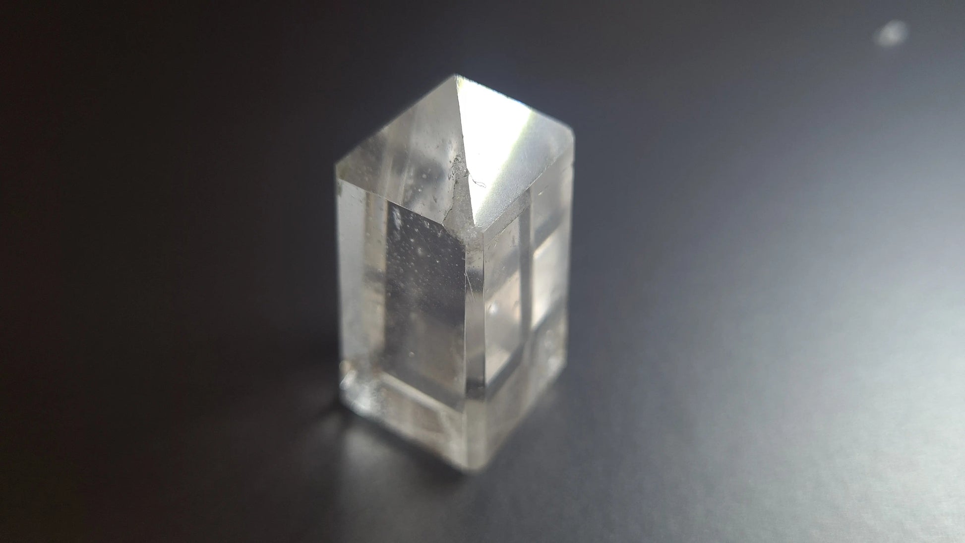 Tour de cristal de quartz 4 faces 4.8cm Cristal Roche