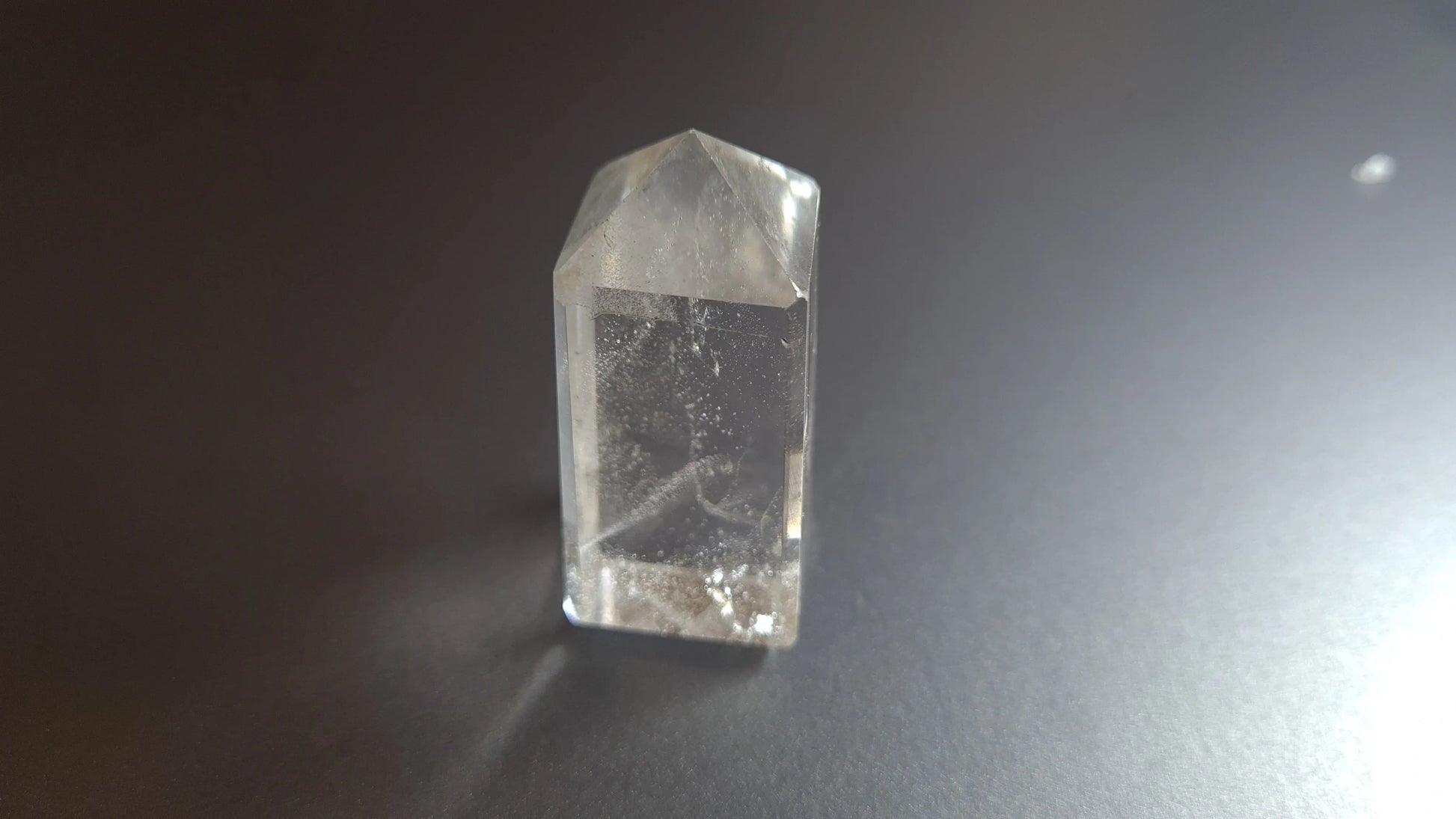 Tour de cristal de quartz 4 faces 4.8cm Cristal Roche