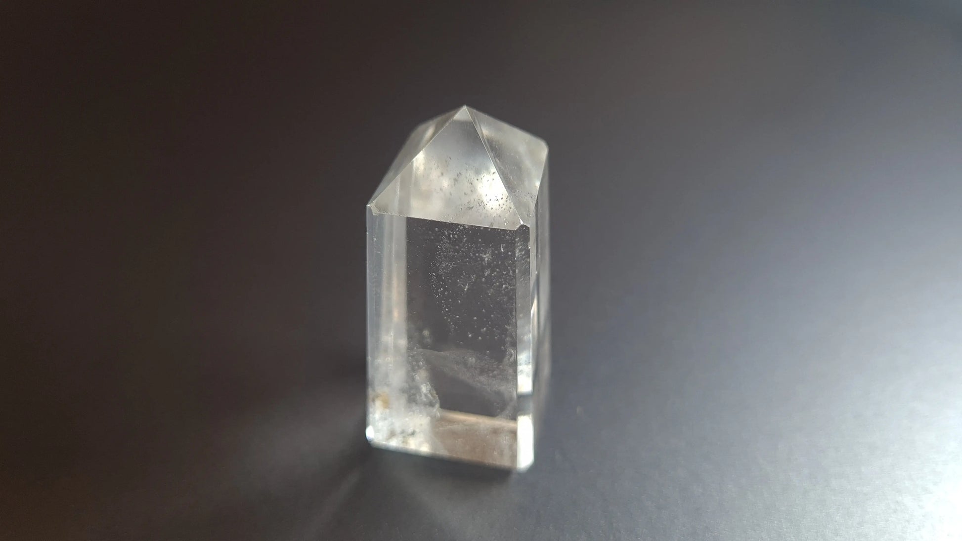 Tour de cristal de quartz 4 faces 4.8cm Cristal Roche