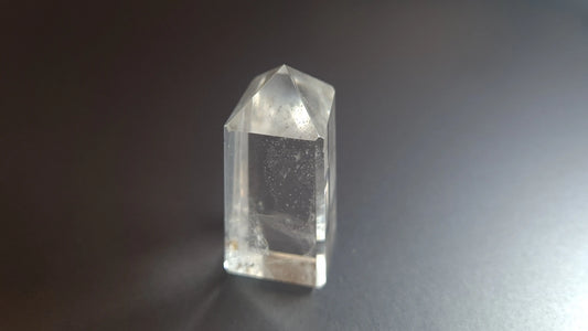 Tour de cristal de quartz 4 faces 4.8cm Cristal Roche