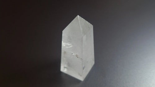Tour de cristal de quartz 4 faces 5.2cm Cristal Roche