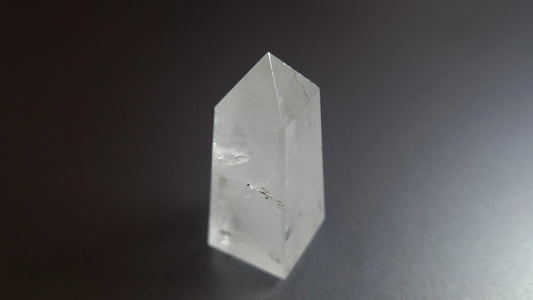 Tour de cristal de quartz 4 faces 5.2cm Cristal Roche