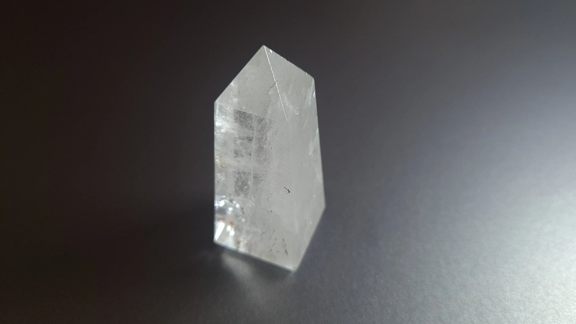 Tour de cristal de quartz 4 faces 5.2cm Cristal Roche