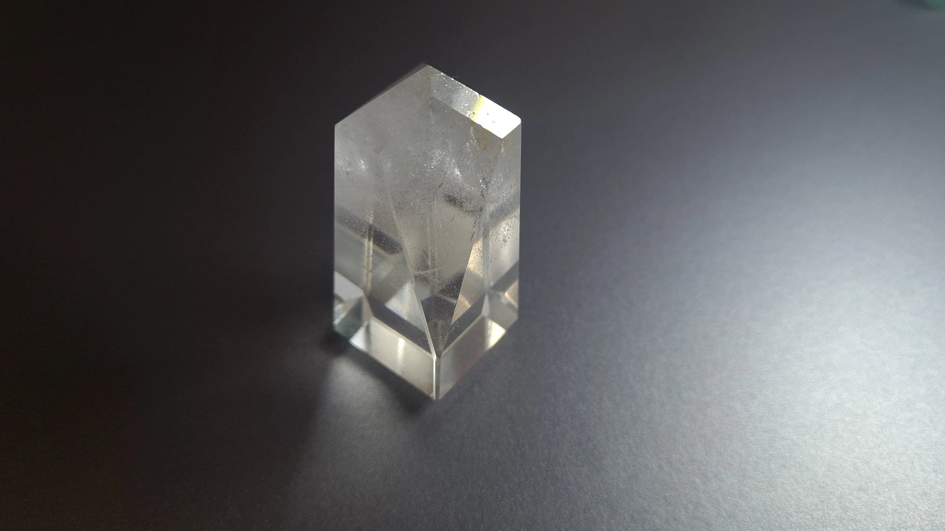 Tour de cristal de quartz 4 faces 5.9cm Cristal Roche
