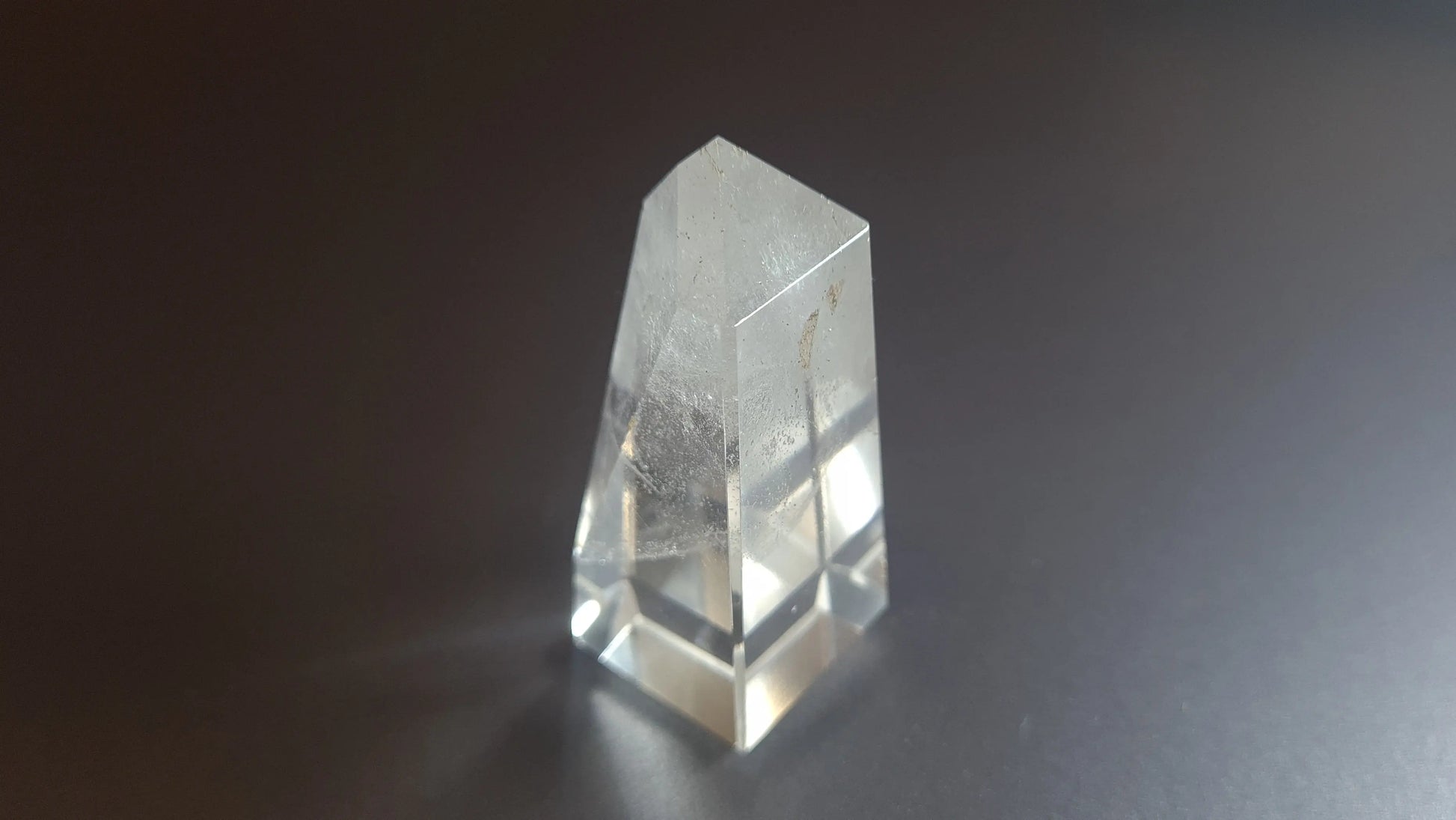 Tour de cristal de quartz 4 faces 5.9cm Cristal Roche